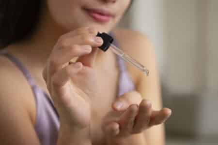 Face Serum vs Moisturizer: Which One is Better for Your Skincare Routine?